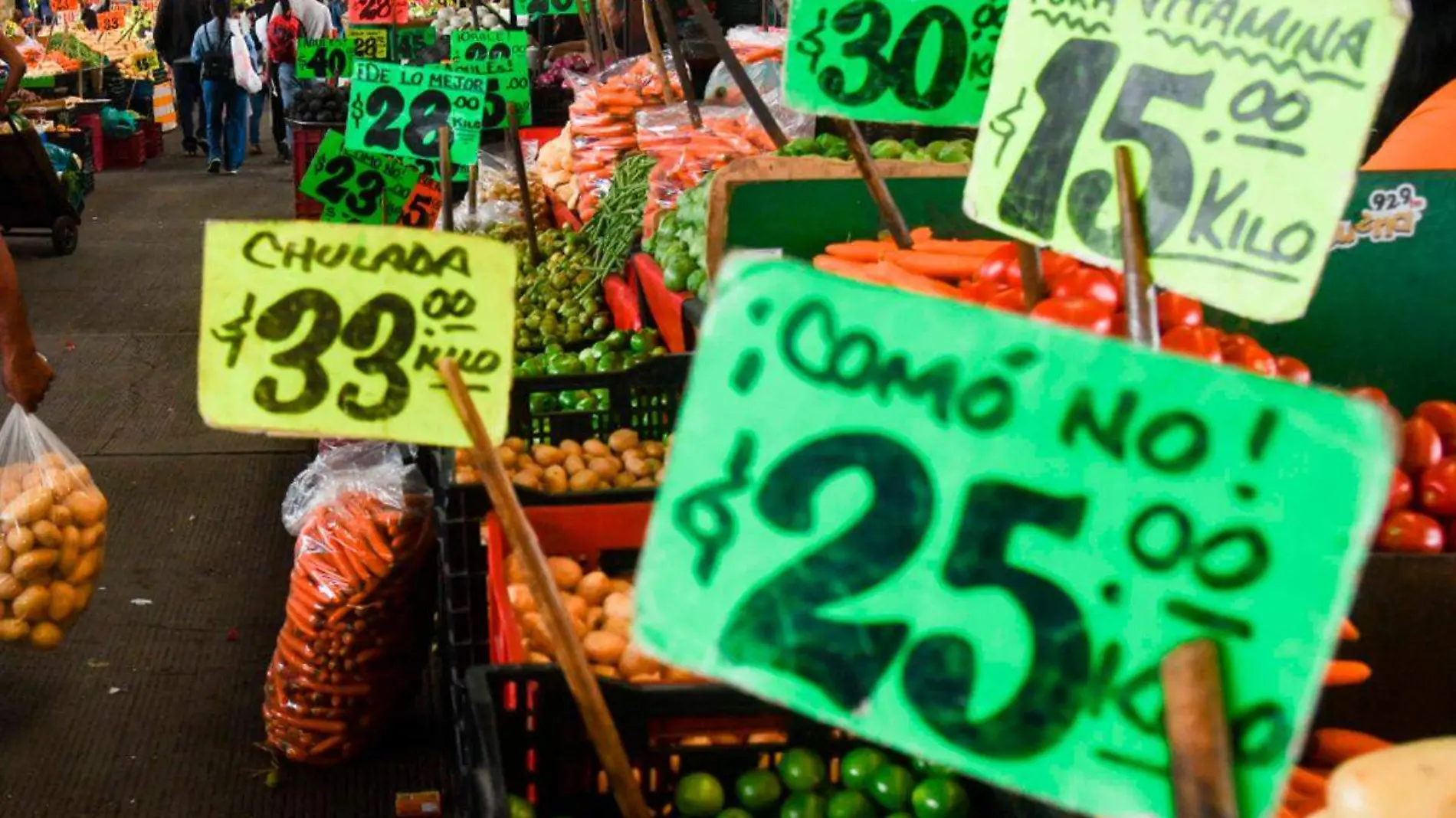 precios de frutas y verduras en un mercado de Puebla